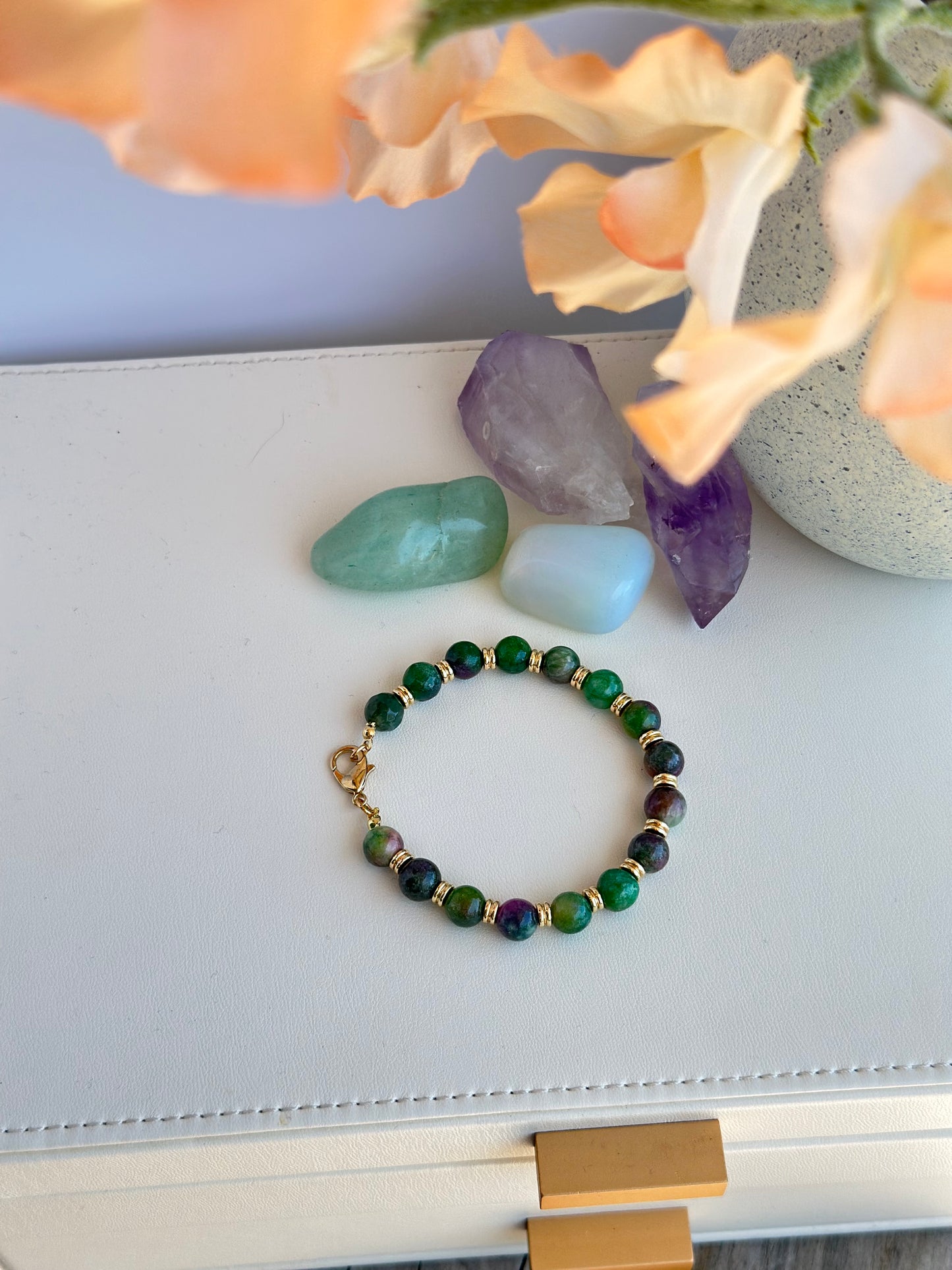 Bracelet in Green Gemstones